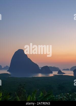 Phangnga Bay Thailandia, alba Phuket, Punto di vista Mattina di Samet Nang She nella baia di Phangnga, Thailandia del Sud Foto Stock