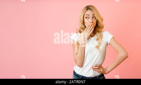 Ops! La ragazza impressionata che chiude la sua bocca con la mano Foto Stock