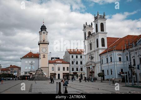 Banska Bystrica, Slovacchia - 4th ottobre 2019: La piazza principale della rivolta nazionale slovacca. Vista sulla torre dell'orologio e sulla cattedrale Foto Stock