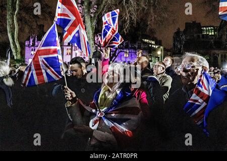 Il Regno Unito celebra l'uscita dall'UE. Celebrazioni per la Brexit. Parliament Square, Londra, Regno Unito. 31st gennaio 2020. Foto Stock