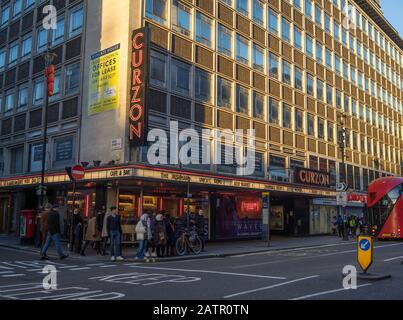 Curzon cinema su Shaftesbury Avenue a Londra nel pomeriggio luce del sole. Foto Stock