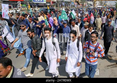 Gli insegnanti e gli studenti della Federal Urdu University of Arts, Science and Technology si stanno radunando contro Le Forze indiane e le aggressioni governative ed esprimono la loro solidarietà al popolo Kashmir, in occasione della Giornata di solidarietà del Kashmir sulla strada universitaria a Karachi martedì 04 febbraio 2020. Foto Stock