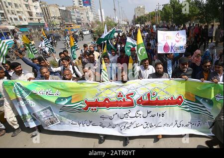 Gli insegnanti e gli studenti della Federal Urdu University of Arts, Science and Technology si stanno radunando contro Le Forze indiane e le aggressioni governative ed esprimono la loro solidarietà al popolo Kashmir, in occasione della Giornata di solidarietà del Kashmir sulla strada universitaria a Karachi martedì 04 febbraio 2020. Foto Stock