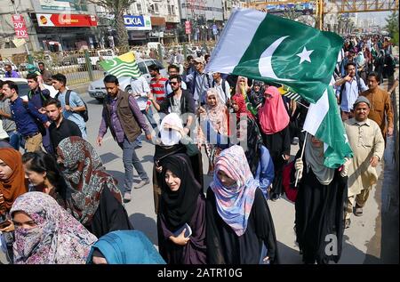 Gli insegnanti e gli studenti della Federal Urdu University of Arts, Science and Technology si stanno radunando contro Le Forze indiane e le aggressioni governative ed esprimono la loro solidarietà al popolo Kashmir, in occasione della Giornata di solidarietà del Kashmir sulla strada universitaria a Karachi martedì 04 febbraio 2020. Foto Stock