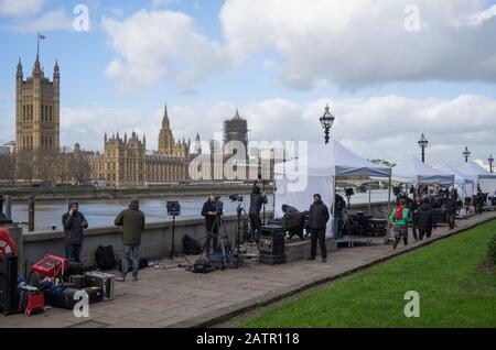I media e i notiziari mondiali filmano fuori dalla Camera del Parlamento a Londra per coprire la Brexit, l’uscita del Regno Unito dall’Unione europea Foto Stock