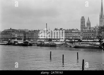 AJAXNETPHOTO.1905 (CIRCA).ROUEN, FRANCIA. - UNA VISTA SUL FIUME SENNA DEL LUNGOMARE DELLA CITTÀ E QUAYS. ORA QUAI PIERRE CORNEILLE E PASSEGGIATA ERIC TABARLY. GLI EDIFICI CITATI INCLUDONO IL GRAND HOTEL DE PARIS, L'UFFICIO DI ROUEN, LA SEINE, LA MAISON AMERICAINE, PATHE. FOTO:AJAX VINTAGE PICTURE LIBRARY REF:ROUEN 1905 2 10 Foto Stock