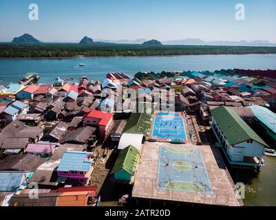 Bella moschea paesaggio mare e cielo in estate a Punyi isola, Ko Panyi o Koh Panyee, musulmano villaggio di pescatori attrazioni di riferimento viaggio in barca Foto Stock