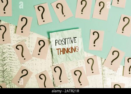 Nota di scrittura che mostra Il Pensiero Positivo. Concetto di affari per l'atteggiamento mentale in cui vi aspettate i risultati favorevoli Scarabocchiati e le carte sbriciolate con Foto Stock