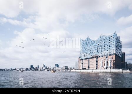 Amburgo, Germania 25 marzo 2017: Sala concerti Elbphilharmonie con fiume Elba e lungomare Foto Stock