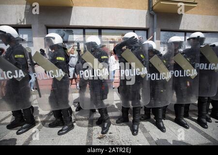 Polonia, CZESTOCHOWA - 16 giugno 2019: I poliziotti polacchi in azione proteggono le persone dimostranti, i caschi bianchi, le coperture in plastica Foto Stock