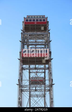 Vista laterale della grande ruota panoramica 'Wiener Riesenrad' - il principale punto di riferimento di Vienna, Austria Foto Stock