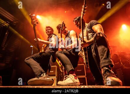 Copenaghen, Danimarca. 03rd Feb, 2020. La band canadese Punk Rock Sum 41 suona un concerto dal vivo ad Amager Bio a Copenhagen. Qui il bassista Jason McCaslin è visto dal vivo sul palco con i chitarristi Tom Thacker (C) e Dave Baksh (R). (Photo Credit: Gonzales Photo/Joe Miller/Alamy Live News Foto Stock