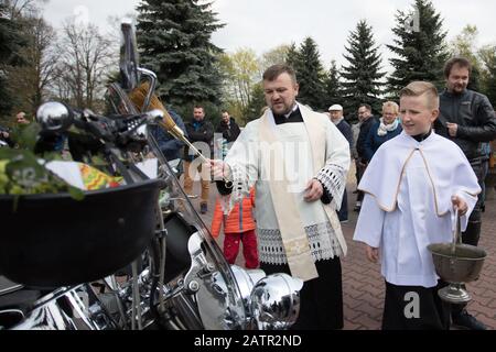 Polonia -15 aprile 2017: Effectuazione del cesto di Pasqua e moto nel Sabato Santo (vigilia di Pasqua), cibo tradizionalmente benedetto prima di Pasqua Foto Stock