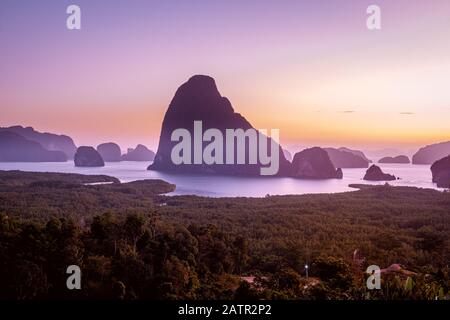 Phangnga Bay Thailandia, alba Phuket, Punto di vista Mattina di Samet Nang She nella baia di Phangnga, Thailandia del Sud Foto Stock