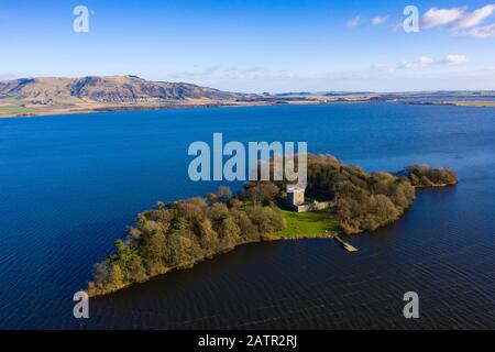 Vista aerea del castello di Lochleven sul Loch Leven a Fife, Scozia, Regno Unito Foto Stock