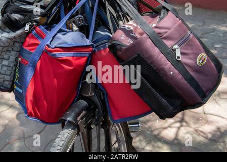 India, Mumbai Aka Bombay. Dabbawalas (alias dabbawallas o dabbawallahs, tiffin wallahs) offre pranzi in tutta la città ogni giorno. Particolare dei pranzi. Foto Stock