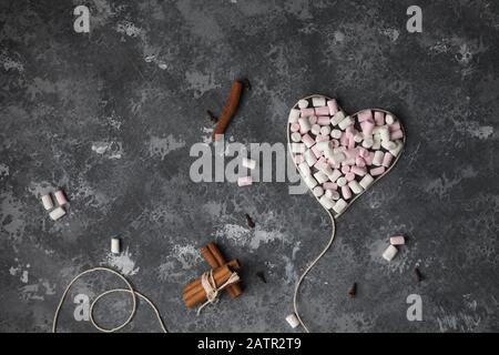 Un filo bianco a forma di cuore pieno di marshmallows per San Valentino, 14 febbraio Foto Stock