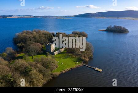 Vista aerea del castello di Lochleven sul Loch Leven a Fife, Scozia, Regno Unito Foto Stock