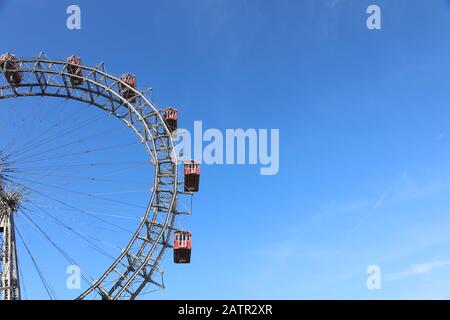 La grande ruota panoramica 'Wiener Riesenrad' è il punto di riferimento principale di Vienna, Austria Foto Stock