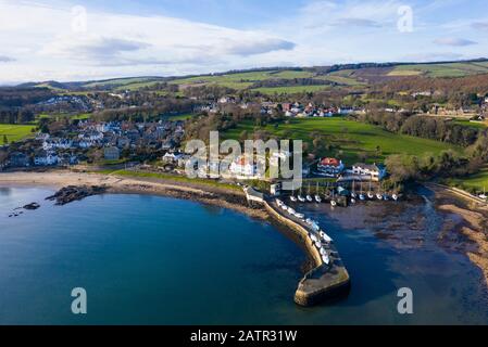 Veduta aerea del villaggio di Aberdour a Fife, Scozia, Regno Unito Foto Stock