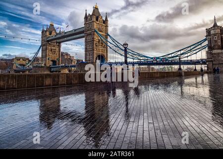 Il Tower Bridge di Londra in una piovosa mattinata Foto Stock