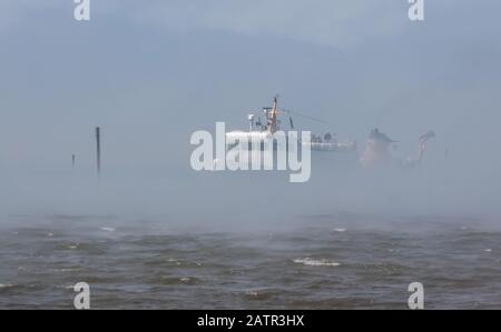 La nebbia sul Mare del Nord è venuta improvvisamente e completamente sorprendente. Non c'era pericolo per la nave perché era vicino al porto. Foto Stock