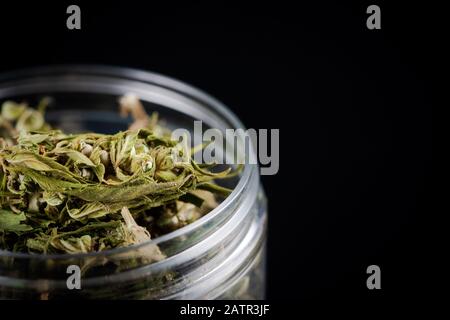 Sativa Indica O Cannabis Marijuana Boccioli Di Fiori In Vaso Di Vetro. Ricreazione Smoking Concetto. Foto Stock