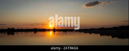 Lacul Morii, Bucarest, Romania - un bel tramonto sul lago in forte contrasto. Foto Stock