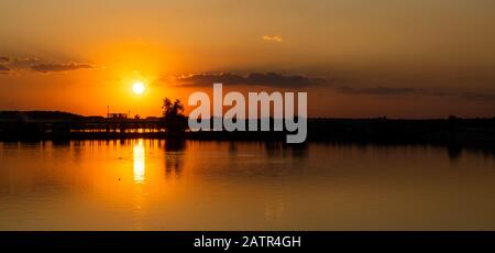 Lacul Morii, Bucarest, Romania - un bel tramonto sul lago in forte contrasto. Foto Stock