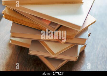Vista dall'alto su vecchi libri di testo e libri di riferimento. Libri hardback usati. Primo piano. Messa a fuoco selettiva. Disposizione foto paesaggio. Foto Stock