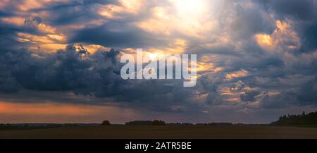 Concetto di cambiamento climatico con asperitas nubi tempesta, banner Foto Stock