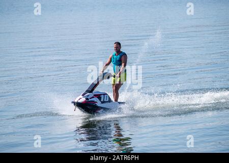 Bucarest/ Romania - Aeronautica Show - 21 settembre 2019: Jetski freestyle Team fare alcuni incredibili trucchi. Foto Stock