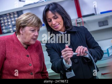 Greifswald, Germania. 04th Feb, 2020. La cancelliera tedesca Angela Merkel (CDU, l) ha il kINPen di recente sviluppo per la guarigione delle ferite in pazienti spiegati da Ulrike Sailer, Managing Director degli strumenti neoplan, durante una visita al centro biotecnologico. Prima di questo, Merkel ha gettato le fondamenta per il nuovo Center for Life Science e plasma Technology Sand. Credito: DPA Picture Alliance/Alamy Live News Foto Stock