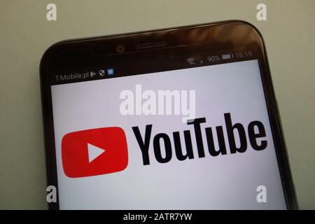 Logo YouTube sullo smartphone Foto Stock