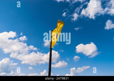 Foto di una bandiera con l'emblema di Rasnov che ondeggiava nel vento fotografato nella Cittadella di Rasnov - Rasnov, il paese di Brasov, Transilvania, Romania. Foto Stock