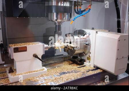 Processo di rotazione. Il particolare fissato nel mandrino in rotazione dal tornio CNC Foto Stock