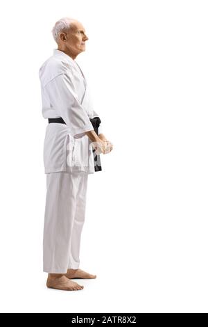 Profilo a tutta lunghezza di un istruttore di karate anziano in kimono isolato su sfondo bianco Foto Stock