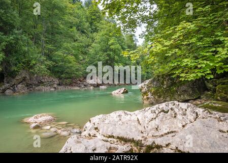 Splendida vista su un fiume color smeraldo con rocce nel canyon "Tiefenbachklam" in Austria Foto Stock