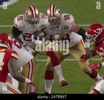 Miami Gardens, Florida, Stati Uniti. 2nd Feb, 2020. San Francisco 49ers torna a Tevin Coleman (26) domenica 2 febbraio 2020 all'Hard Rock Stadium di Miami Gardens, Florida. I capi hanno sconfitto la 49ers 20-31 nel gioco del Super Bowl di LIV. Credit: Al Golub/Zuma Wire/Alamy Live News Foto Stock