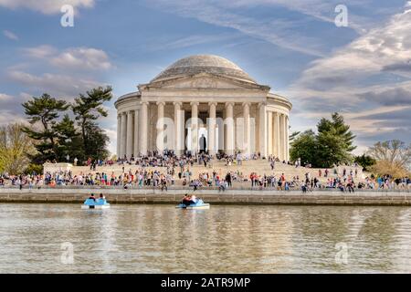 Washington D.C., Stati Uniti - 6 aprile 2019: I turisti Che Godono di una corsa in barca Lungo il Jefferson Memorial nel bacino di Tidal a Washington DC Durante l'annuale Foto Stock