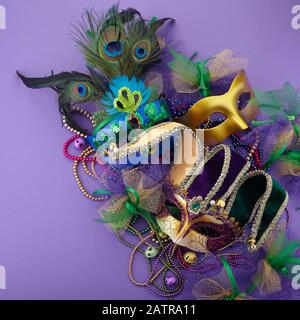 Mardi gras, maschera veneziana o carnivale su sfondo viola con spazio di copia per il testo. Vista dall'alto Foto Stock