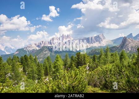 Splendida immagine paesaggistica del caratteristico massiccio dell'Ampezzo sulle Dolomiti, Italia Foto Stock