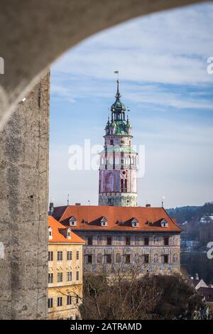 Vista della Torre del Castello di Cesky Krumlov in inverno, Repubblica Ceca, patrimonio dell'umanità dell'unesco. Foto Stock