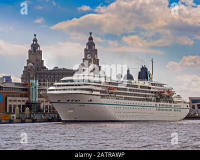 Nave ormeggiata al Terminal di Liverpool Foto Stock