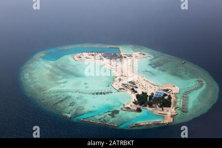 Maldives antenna - vista dall'alto di un'isola che viene convertita in un nuovo complesso turistico di lusso, le Maldive, Oceano Indiano, Asia Foto Stock