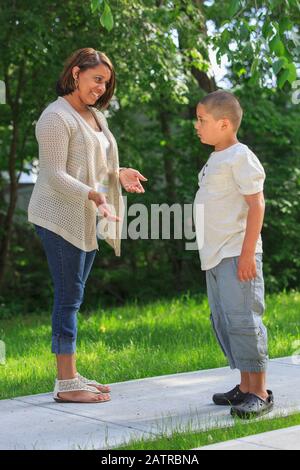 Madre e figlio teen gonfiare palloncini, sorridente in telecamera Foto  stock - Alamy