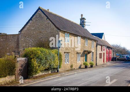 Locali privati in Church Road Corsham città Wiltshire Inghilterra Regno Unito Foto Stock