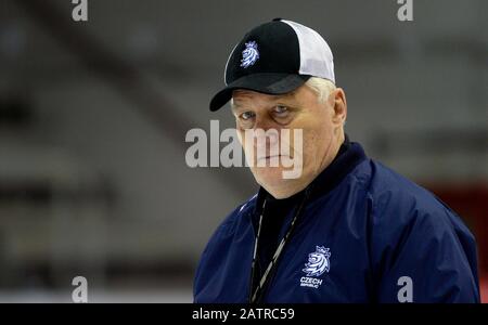 Praga, Repubblica Ceca. 04th Feb, 2020. Allenatore ceco MILOS RIHA in azione durante la sessione di formazione prima della Svezia partite di hockey in Svezia a Praga, Repubblica Ceca, 4 febbraio 2020. Credito: Katerina Sulova/Ctk Foto/Alamy Live News Foto Stock