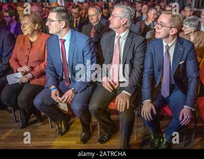 4 febbraio 2020, Mecklenburg-Vorpommern, Greifswald: Il Cancelliere federale Angela Merkel (CDU) si trova in prima fila prima dell'inizio del tradizionale anno nuovo della CDU District Association of Western Pomerania-Greifswald con Franz-Robert Liskow (2nd da sinistra), Presidente distrettuale della CDU Western Pomerania-Greifswald, Wolfgang Waldmüller (2nd da destra), segretario generale della CDU Mecklenburg-Pomerania occidentale, e Philipp Amthor (r), membro del Parlamento della CDU, in prima fila. Amthor sta facendo domanda per la presidenza della CDU nel Meclemburgo-Pomerania occidentale. Più t Foto Stock