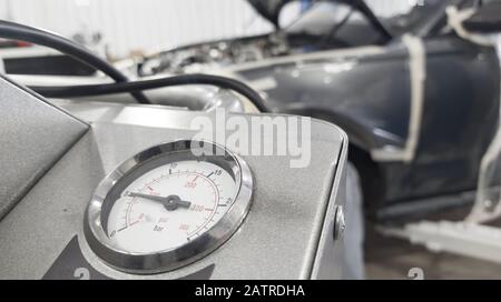 manometro per il controllo del condizionatore d'aria della vettura sullo sfondo di una vettura smontata Foto Stock